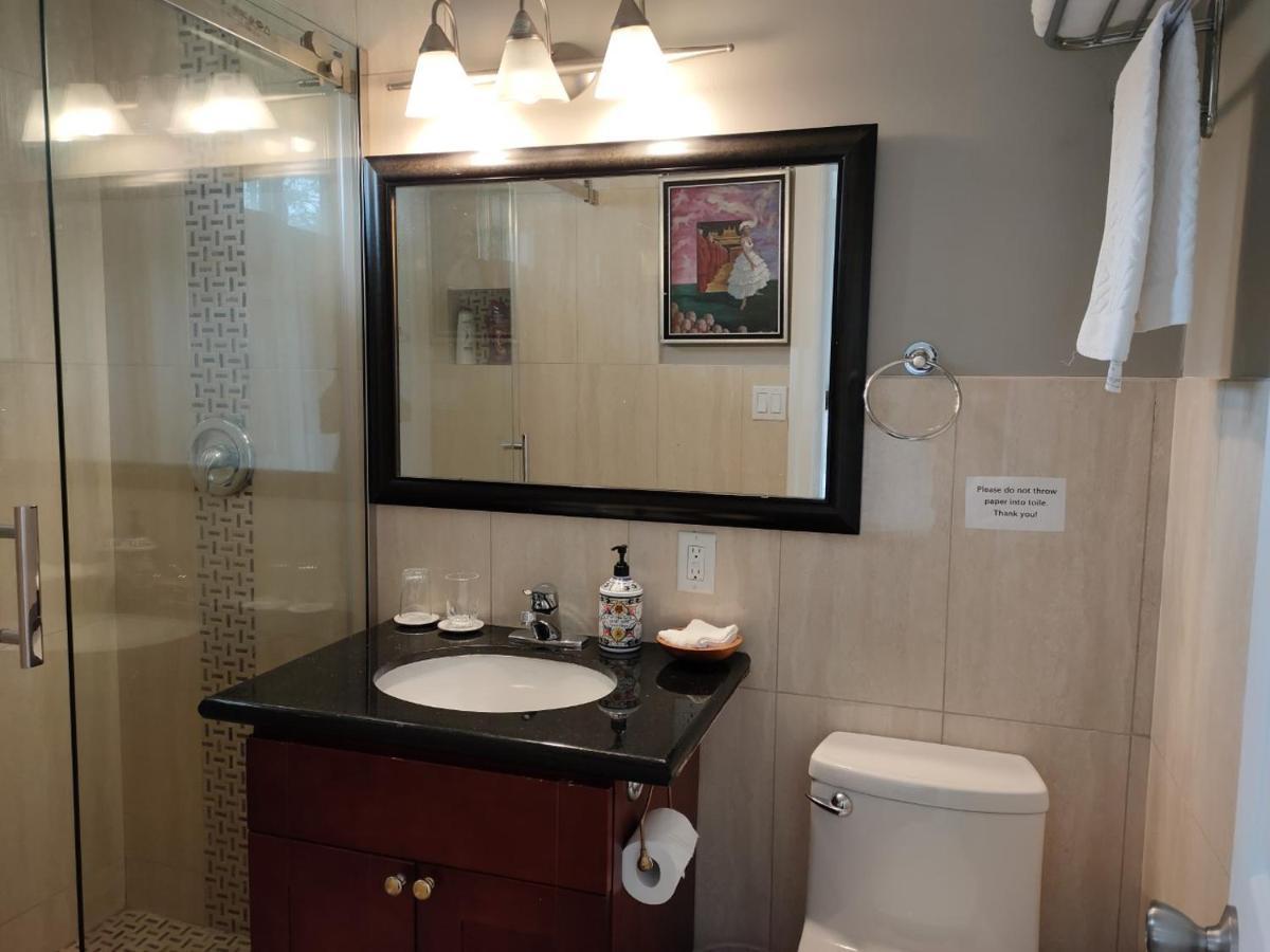 Semi Centre House Hotel White Rock Bagian luar foto