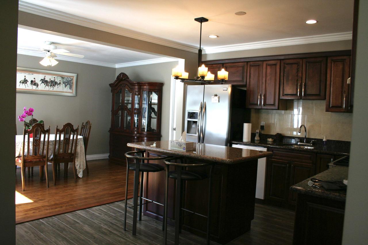 Semi Centre House Hotel White Rock Bagian luar foto